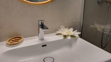 Douche, sèche-cheveux