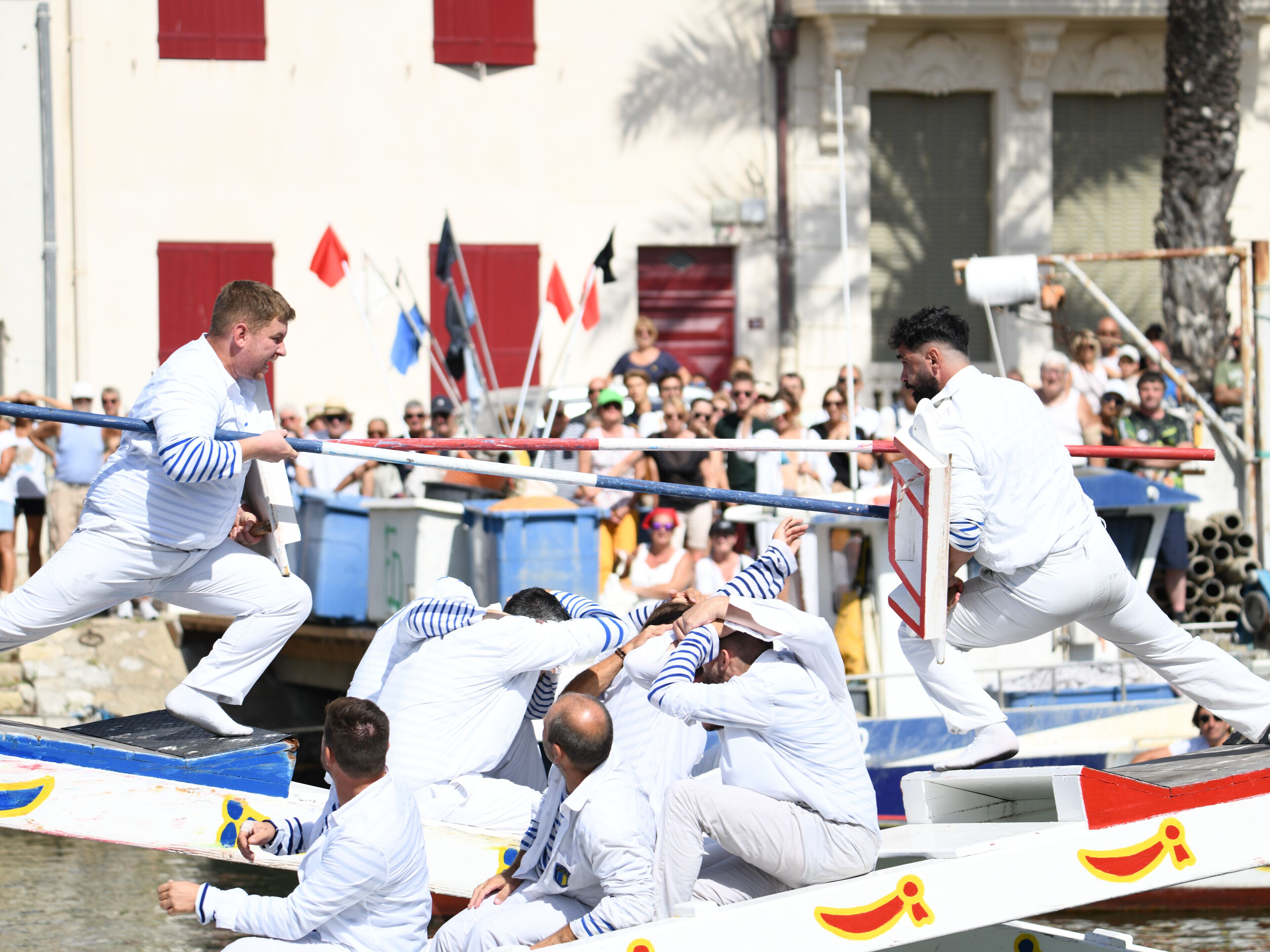 Un grupo de personas en un bote, participando en un juego de fuerza.