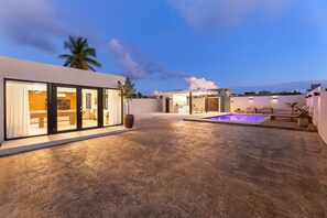 Terrace/patio - Modern Waterfront Villa w/ Pool – Villa Perla (Arecibo)