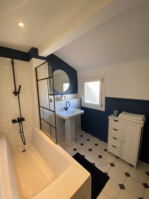 Hair dryer, towels, soap, toilet paper - Superb architect-designed apartment with magnificent view of Marseille (Marseille)