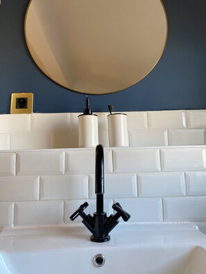 Unclassified image, 5 of 23, button - Vrbo Property (Marseille)