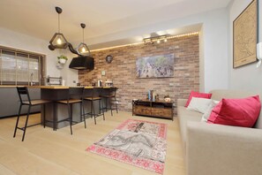 Unclassified image, 3 of 20, button