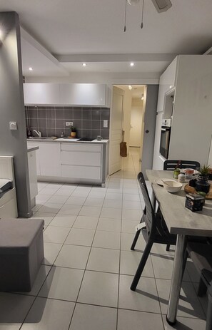 Dining - Mayflower🏊‍♂️ City town and Beach (Le Grau-du-Roi)