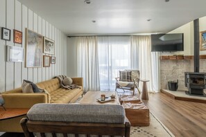 Smart TV, fireplace - Close to Eagle Lodge! Fireplace! Balcony! (Mammoth Lakes)