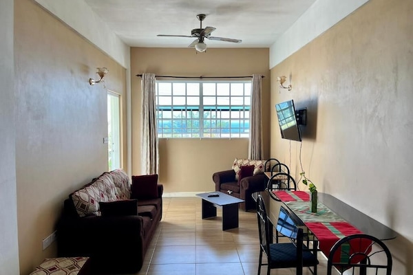 Apartamento conforto, sacada, vista para o oceano | Área de estar