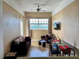 Apartamento conforto, sacada, vista para o oceano | Área de estar