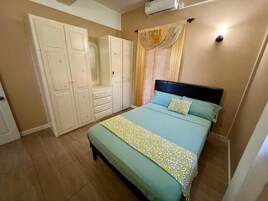 Apartamento conforto, sacada, vista para o oceano | Cortinas blackout, quartos à prova de som, ferros/tábuas de passar roupa