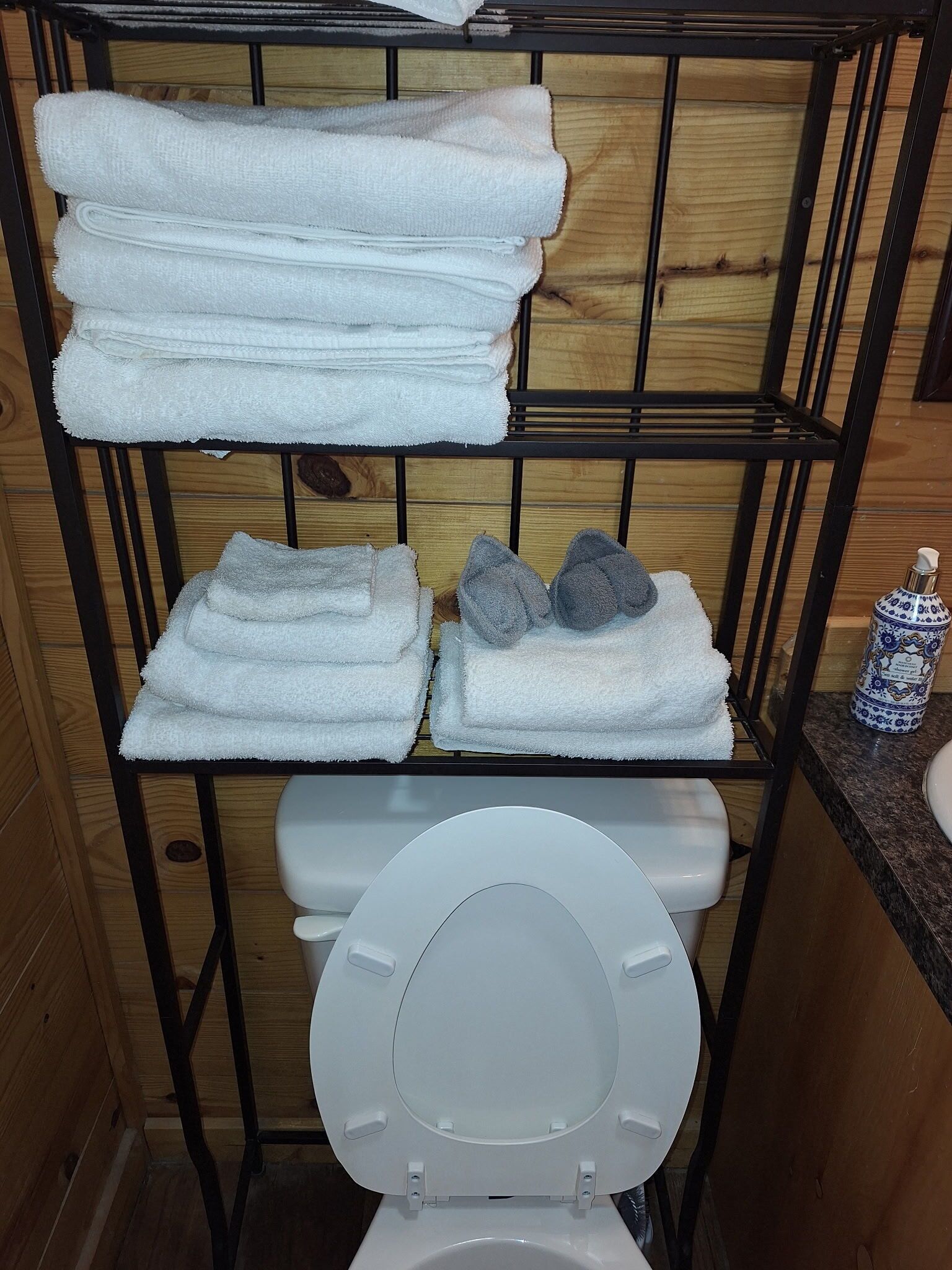 Douche, sèche-cheveux, serviettes fournies, papier toilette