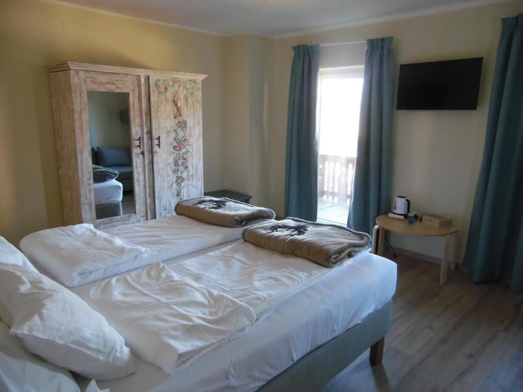 ستائر تعتيم وتجهيزات عازلة للصوت وواي فاي مجانًا