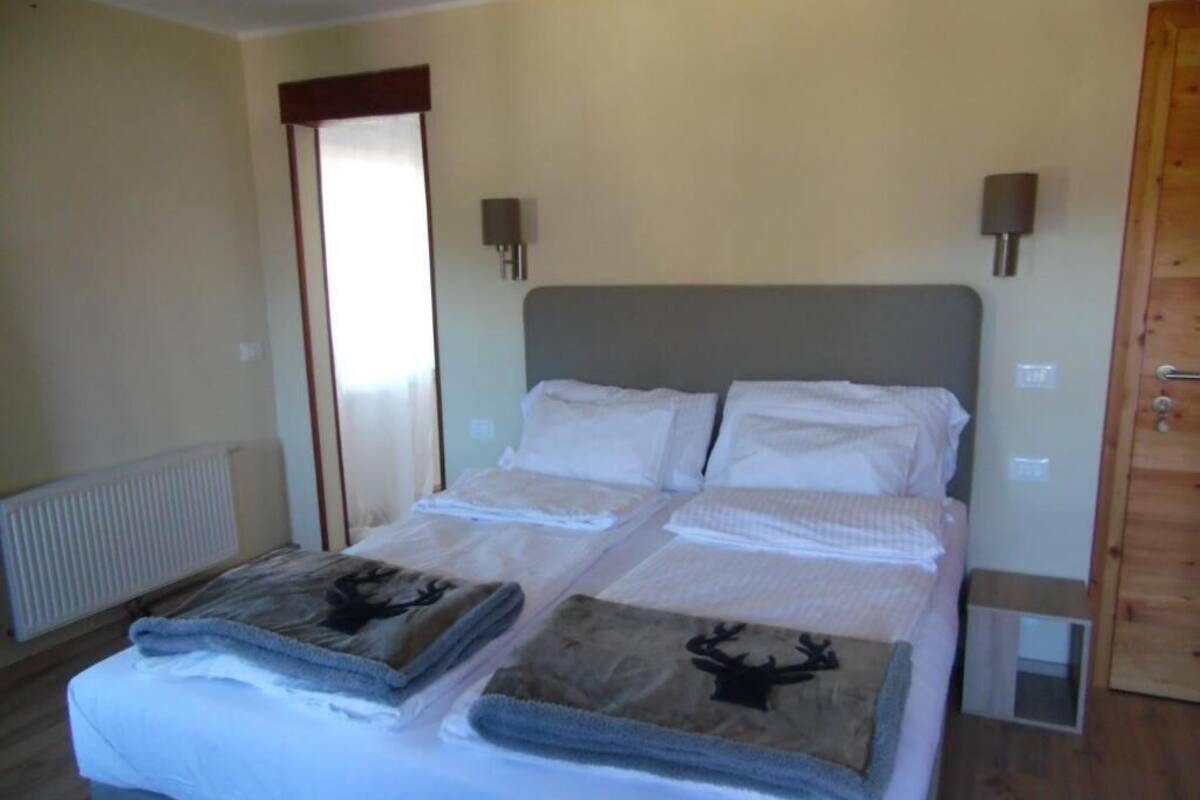 Habitación doble, balcón, vistas a la montaña | Cortinas opacas, sistema de insonorización, wifi gratis