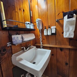 Secadora de cabello, toallas, jabón, papel de baño 