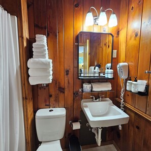 Secadora de cabello, toallas, jabón, papel de baño 