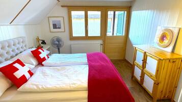 Travel crib, WiFi, bed sheets