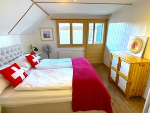 Travel crib, WiFi, bed sheets - Concierge, Swiss Alps Scenic Views by SwissHut (Sigriswil)