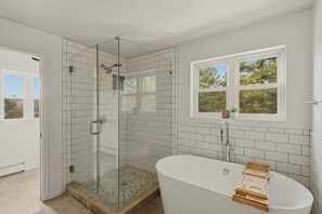 Sèche-cheveux, serviettes fournies, savon, papier toilette