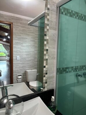 Een douche, een haardroger, toiletpapier