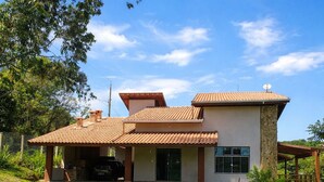 Una casa moderna con techo de tejas, garaje y césped cuidado.