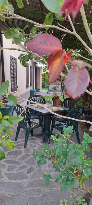 Outdoor dining - Spacious studio apartment near the lake (Peschiera del Garda)
