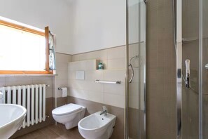 Shower, hair dryer, bidet, towels - Spacious studio apartment near the lake (Peschiera del Garda)