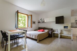 1 bedroom, iron/ironing board, free WiFi, bed sheets - Spacious studio apartment near the lake (Peschiera del Garda)