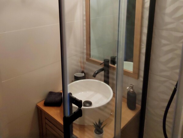 A bathroom with a white sink, a mirror, and a wooden vanity. - Les Marmottes Ndeg112 - ST5 (Chamrousse)