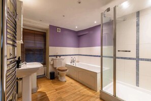 Shower, shampoo - Stylish and Central Cottage Home in Montpelier (Bristol)