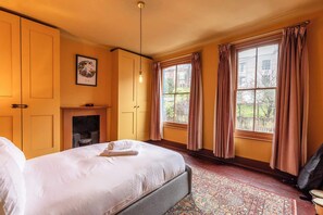 2 bedrooms, iron/ironing board, Internet, bed sheets - Stylish and Central Cottage Home in Montpelier (Bristol)