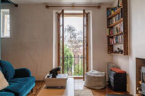 TV, fireplace - Stylish and Central Cottage Home in Montpelier (Bristol)