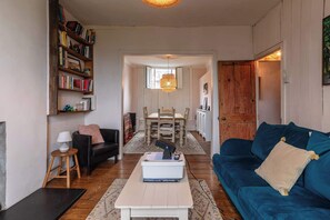 TV, fireplace - Stylish and Central Cottage Home in Montpelier (Bristol)