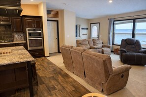 Télévision, lecteur de DVD, vidéothèque