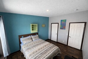 Een bureau, gratis wifi, beddengoed