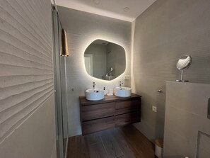 Shower, hair dryer, towels, soap - The balconies of the Carrera (Jaén)