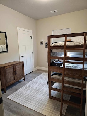 4 Schlafzimmer, Schreibtisch, Bügeleisen/Bügelbrett, Reisekinderbett