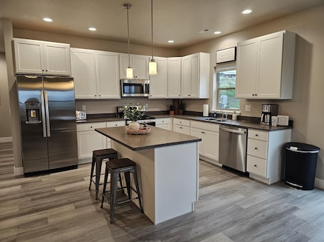 Fridge, microwave, oven, stovetop. Spacious 4-bedroom house in Stevensville with mountain views