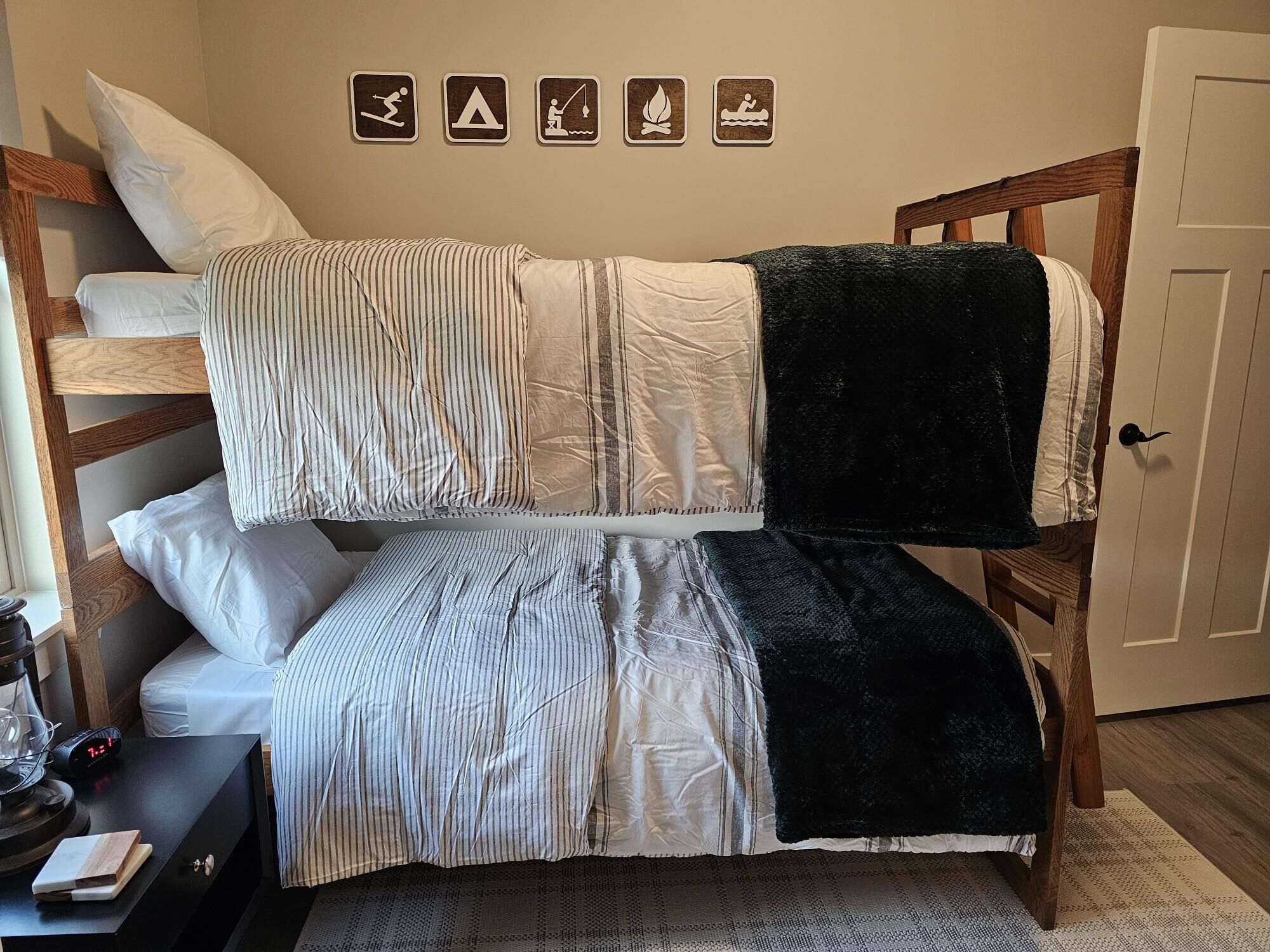 4 chambres, bureau, fer et planche à repasser, lit de bébé portatif