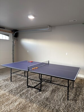 Games room - Spacious 4-bedroom house in Stevensville with mountain views (Stevensville)