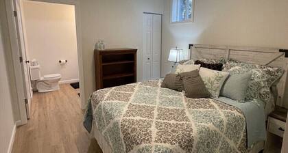 Cozy 1-bedroom hotel suite in soothing Milford with AC