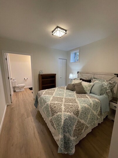 Cozy 1-bedroom hotel suite in soothing Milford with AC