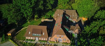 The approx. 75 m² large and very chic 3-room apartment for 2 to 4 persons is located on the Klosterhof Aue in Bad Zwischenahn.