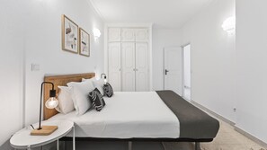 2 bedrooms, iron/ironing board, free WiFi, bed sheets - T1 Moderno  w/Pool in Albufeira by LovelyStay (Albufeira)