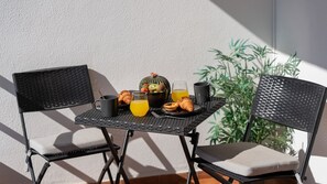 Outdoor dining - T1 Moderno  w/Pool in Albufeira by LovelyStay (Albufeira)