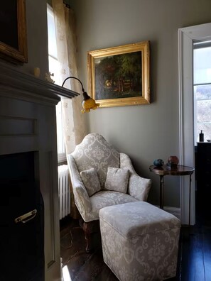 Unclassified image, 5 of 12, button