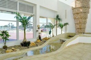 Spa - Atlantic Ave - Ocean Front updated condo (Daytona Beach Shores)