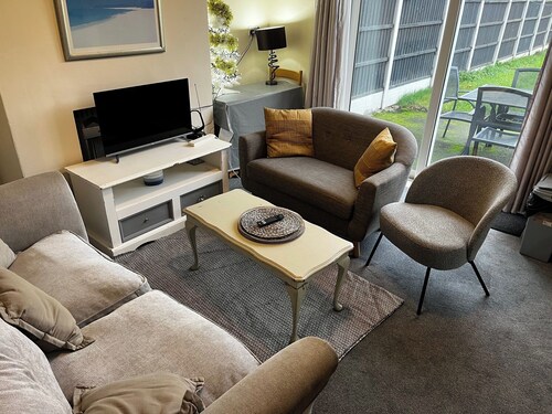 5 Bed House - Sleeps 9 - Parking - Wifi