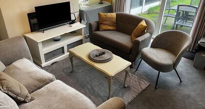 5 Bed House - Sleeps 9 - Parking - Wifi