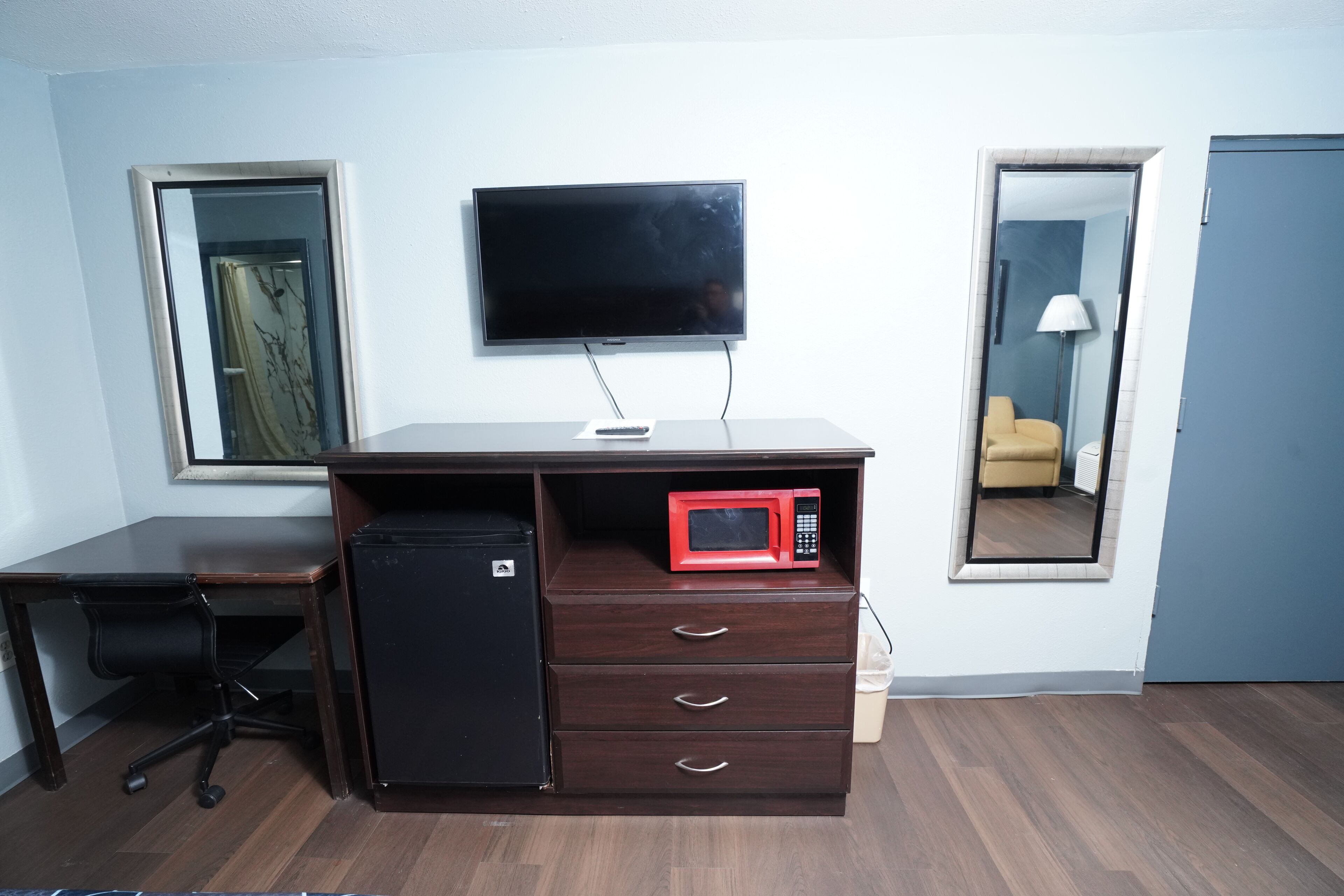 Down duvets, desk, bed sheets, wheelchair access