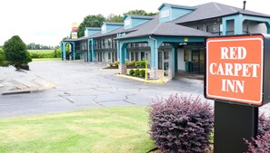 Front of property - Red Carpet Newnan (Newnan)