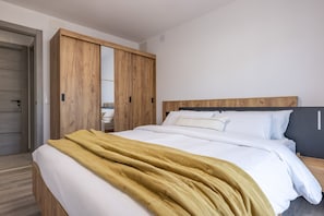 4 bedrooms, iron/ironing board, free WiFi, bed sheets - House Montgrí, modern and comfortable, pax 8 (L'Escala)