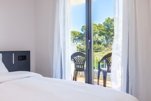 4 bedrooms, iron/ironing board, free WiFi, bed sheets - House Montgrí, modern and comfortable, pax 8 (L'Escala)