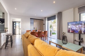 Interior - House Montgrí, modern and comfortable, pax 8 (L'Escala)